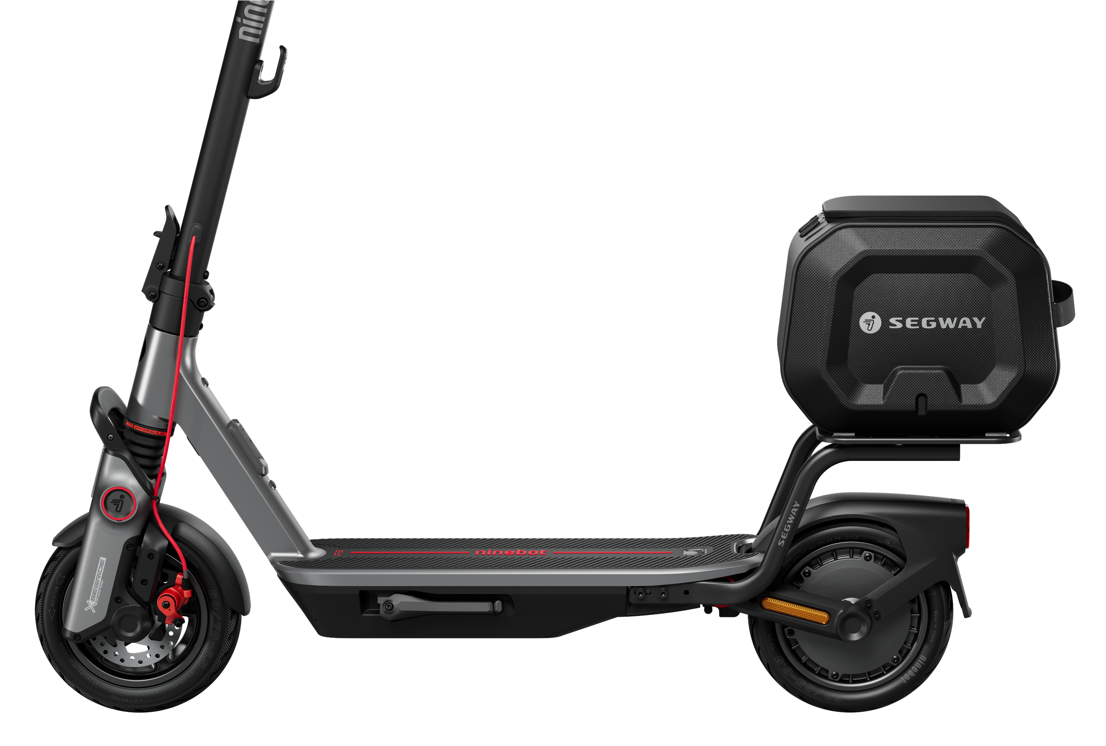 Szürke elektromos roller fekete tárolótáskával és piros díszítéssel, fekete háttérrel.