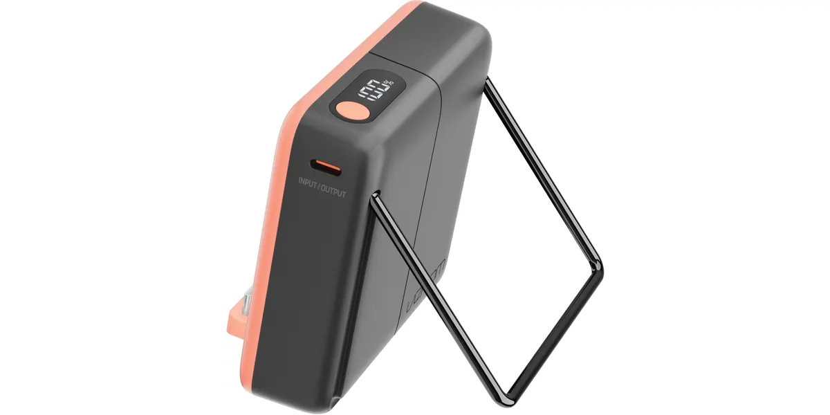 Ein graues und orangefarbenes Powerbank-Gerät mit einem digitalen Display und einem Ständer.