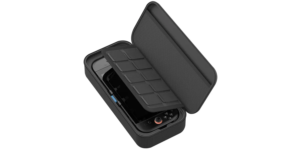 Ein schwarzes Handheld-Gaming-Gerät liegt in einer offenen schwarzen Tragetasche mit einem Einsatz.