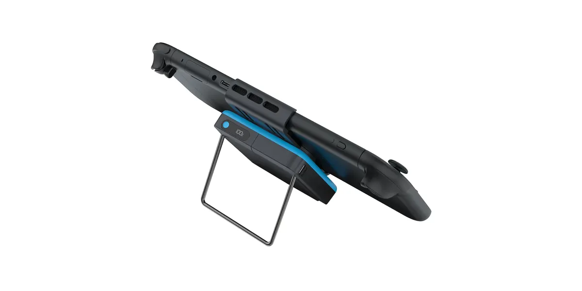 Ein schwarzes Handheld-Gaming-Gerät mit blauem Akku auf einem Ständer.