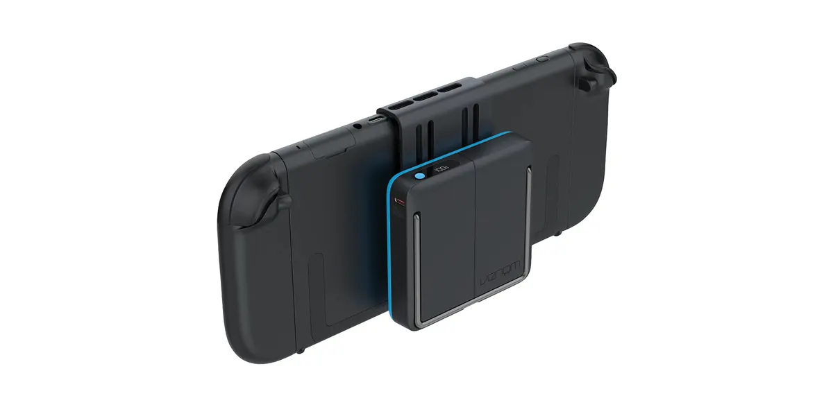 Ein schwarzes Handheld-Gerät mit angebrachtem schwarzem Akkupack mit blauen Akzenten.