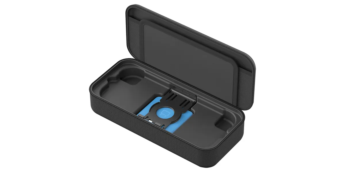 Ein schwarzes, offenes Etui mit einem blauen Einsatz und schwarzen Halterungen.