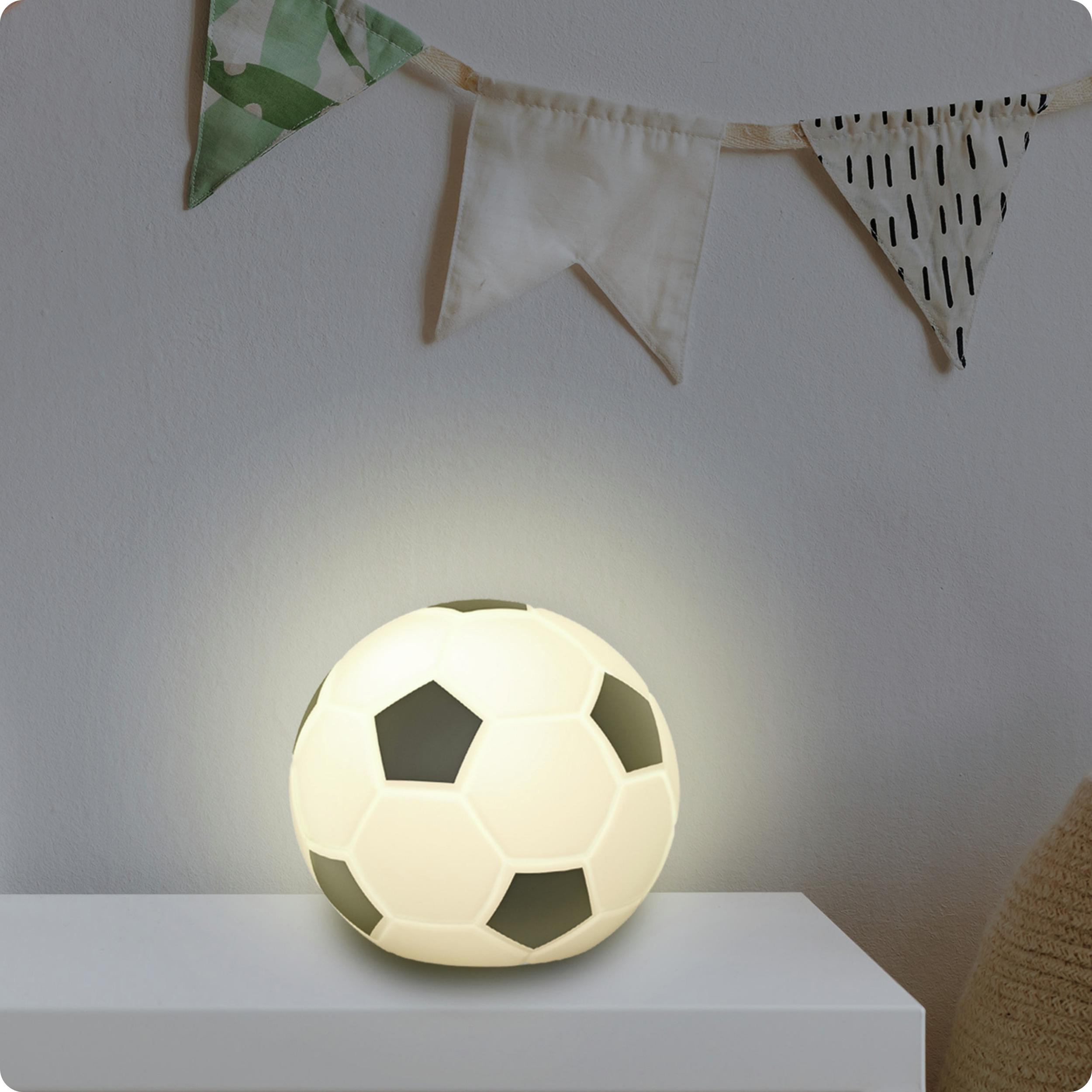 Ein leuchtender Fußball-Nachttisch auf einem weißen Regal mit Wimpelgirlande.