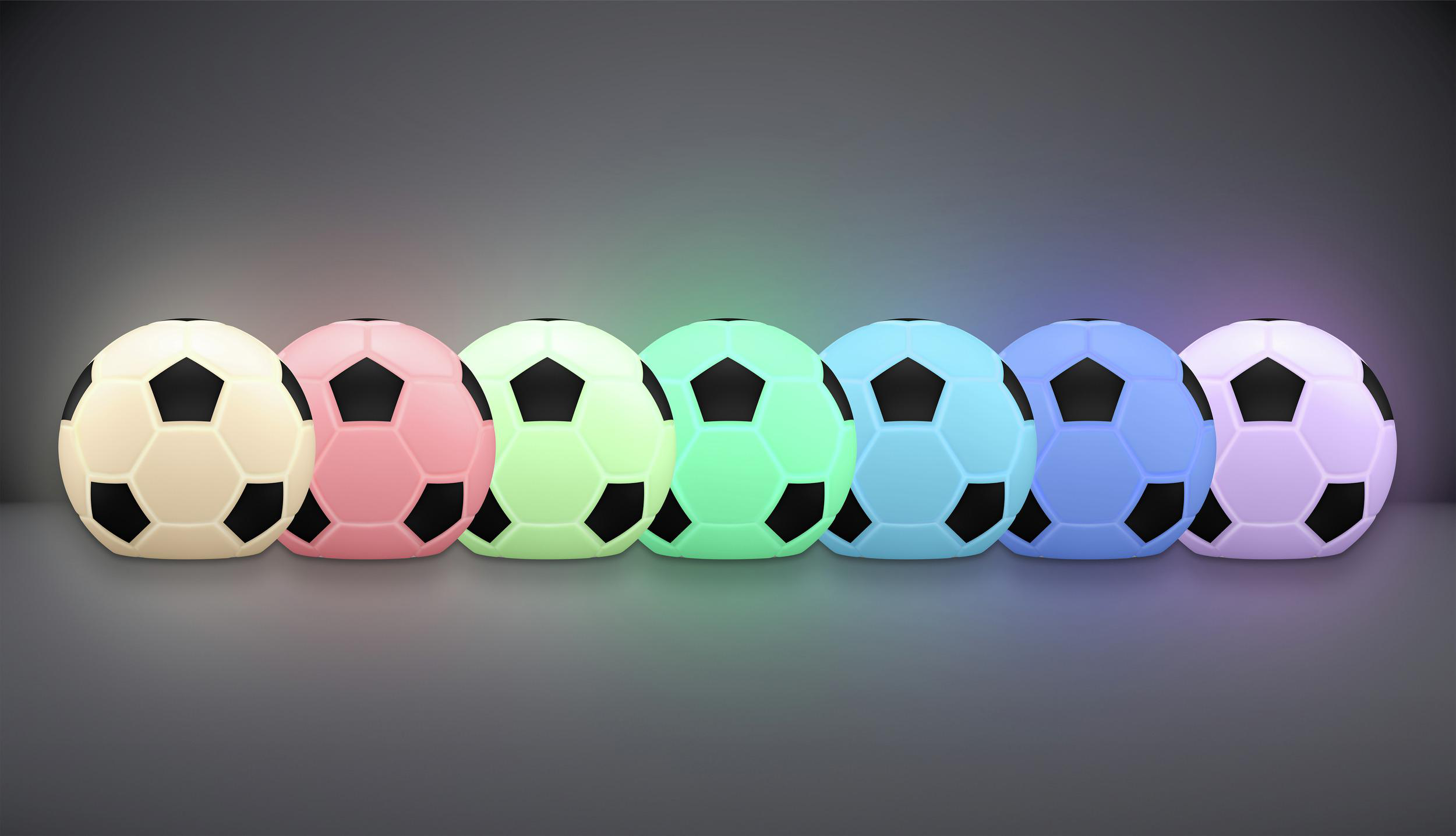 Sieben Fußbälle in Pastelltönen von links nach rechts: Beige, Rosa, Hellgrün, Mintgrün, Hellblau, Blau, Lila.