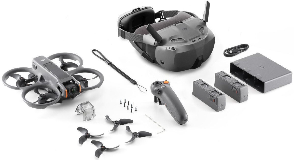 Drohne, Brille, Controller, Batterien und Propeller auf weißem Hintergrund.