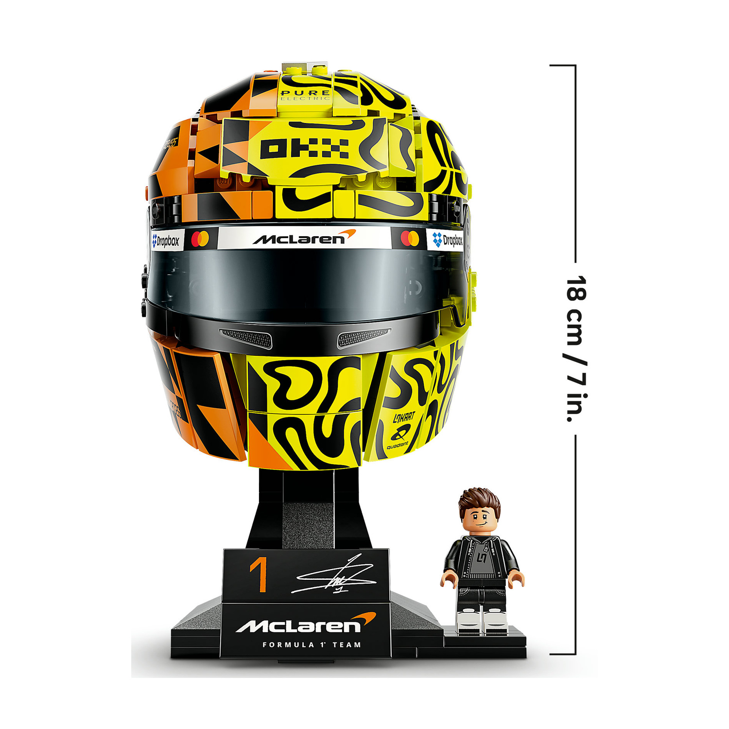 Un casco Lego McLaren F1 e una minifigure su piedistalli espositivi con loghi sponsor.