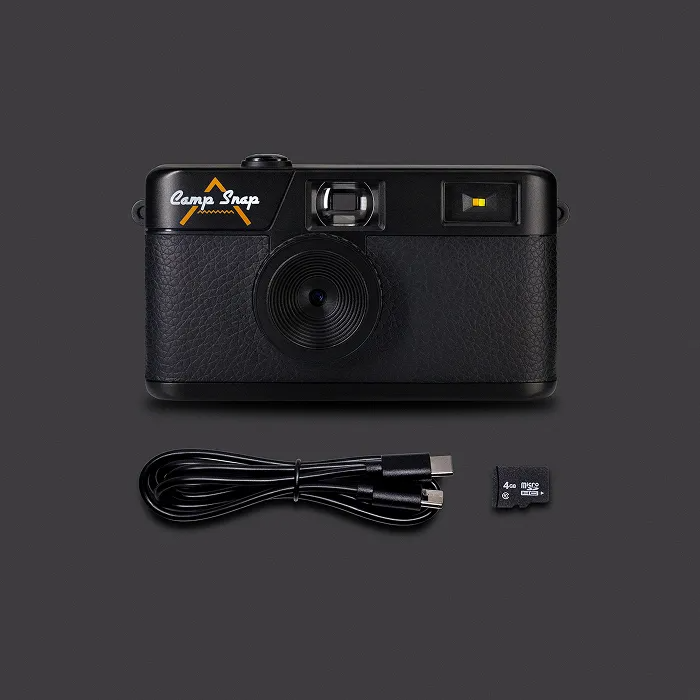 Fekete digitális fényképezőgép "Camp Snap" logóval, USB-C kábellel és micro SD kártyával.