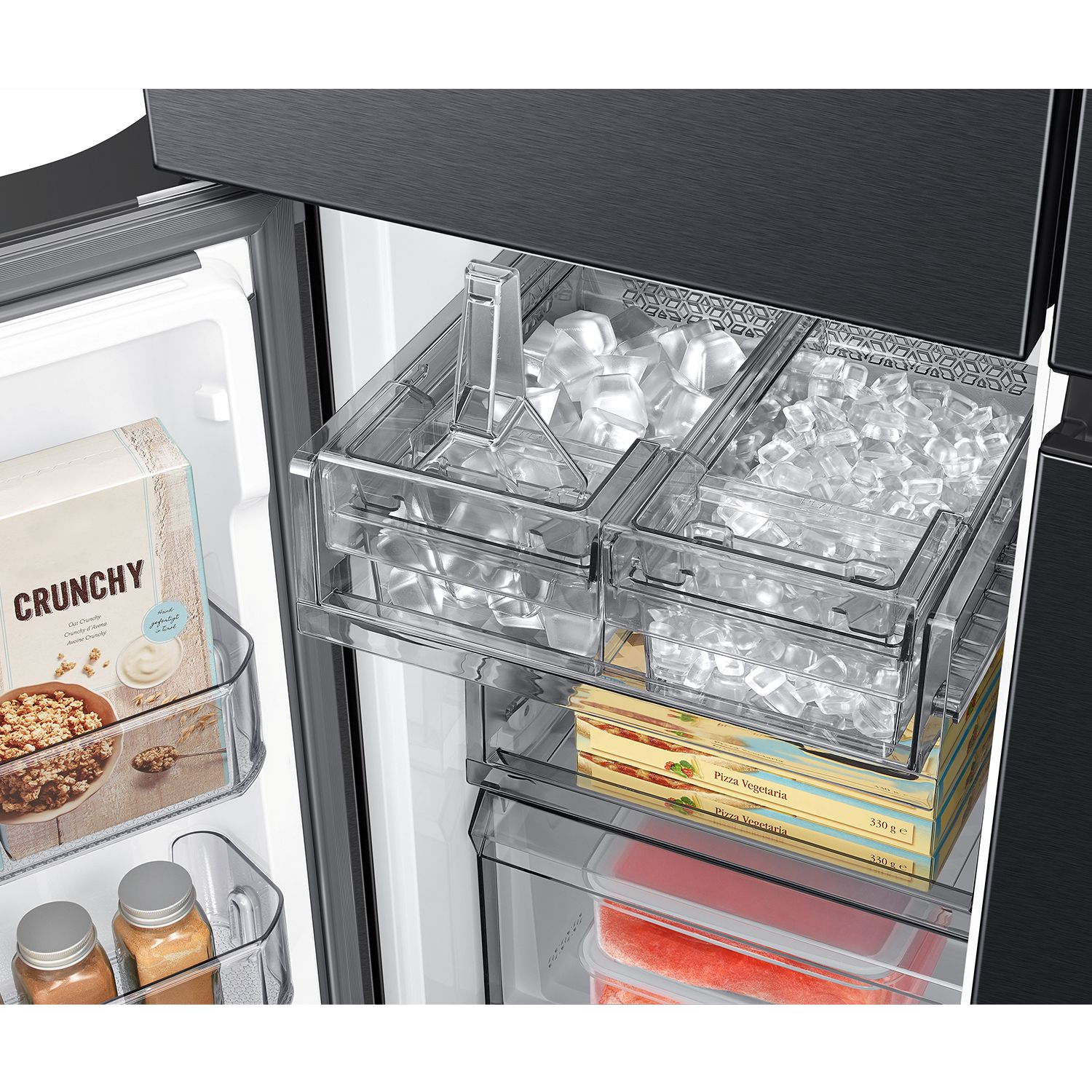 Interior de refrigerador con dos cubiteras, cajas de pizza y cereales.