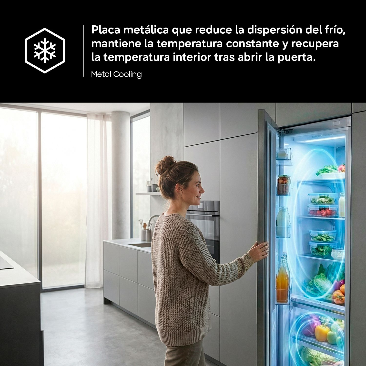 Una mujer abre un refrigerador con luz azul y frutas y verduras frescas.