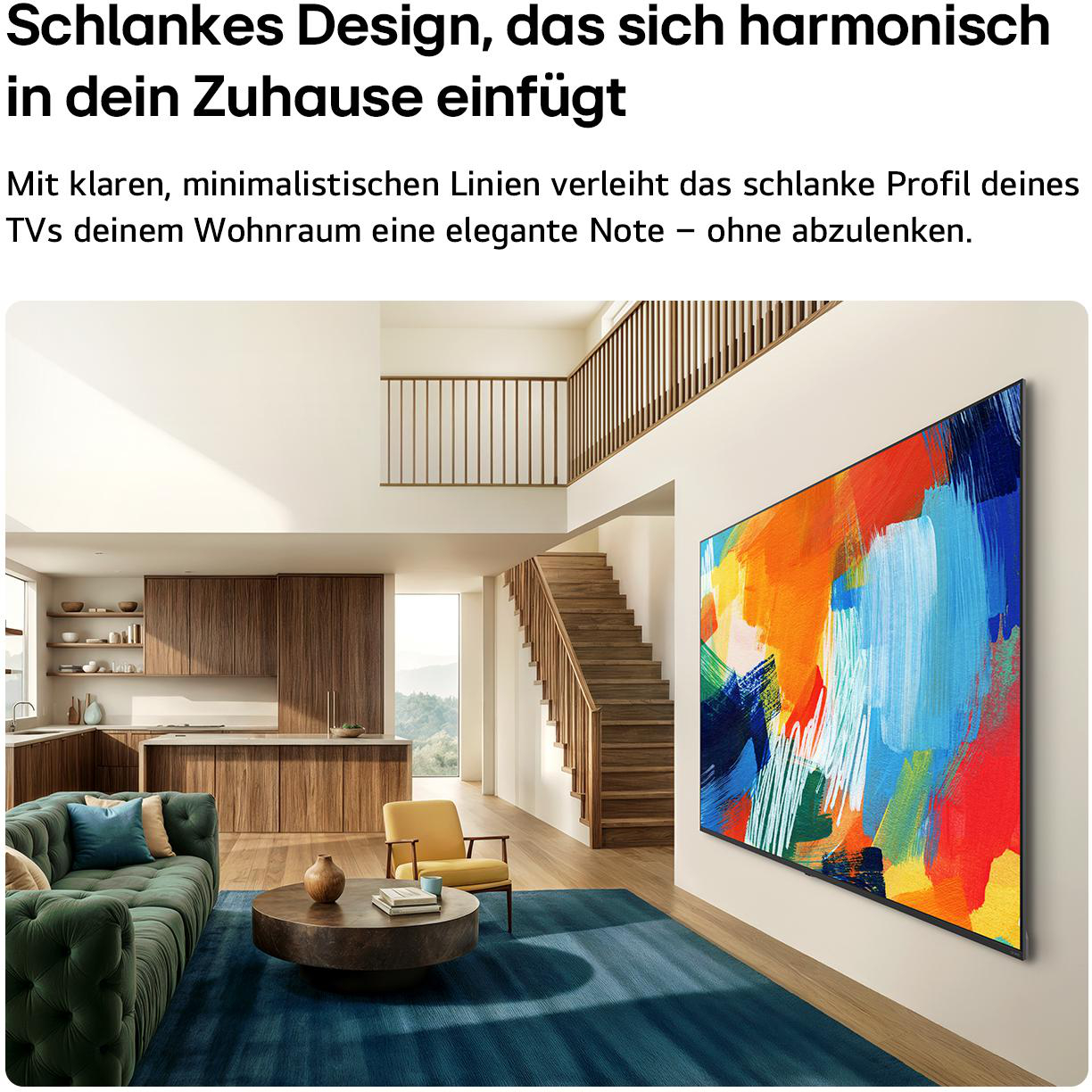Modernes Wohnzimmer mit Sofa, Sessel, Holzböden, Treppe und großem Fernseher.