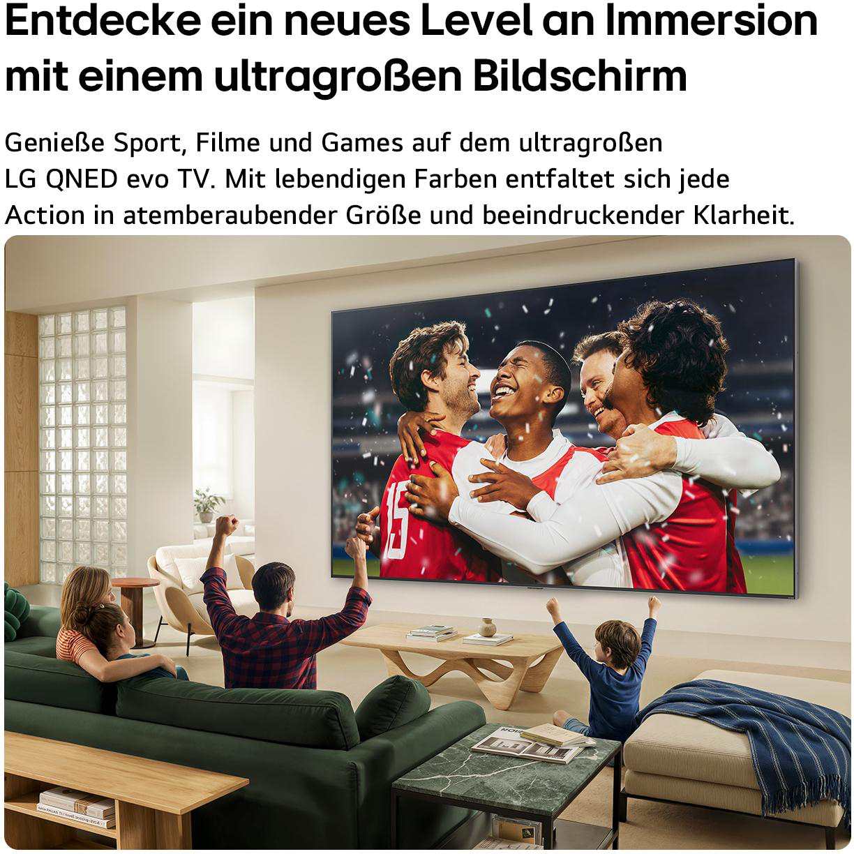Familie schaut Fußball auf großem LG QNED TV.