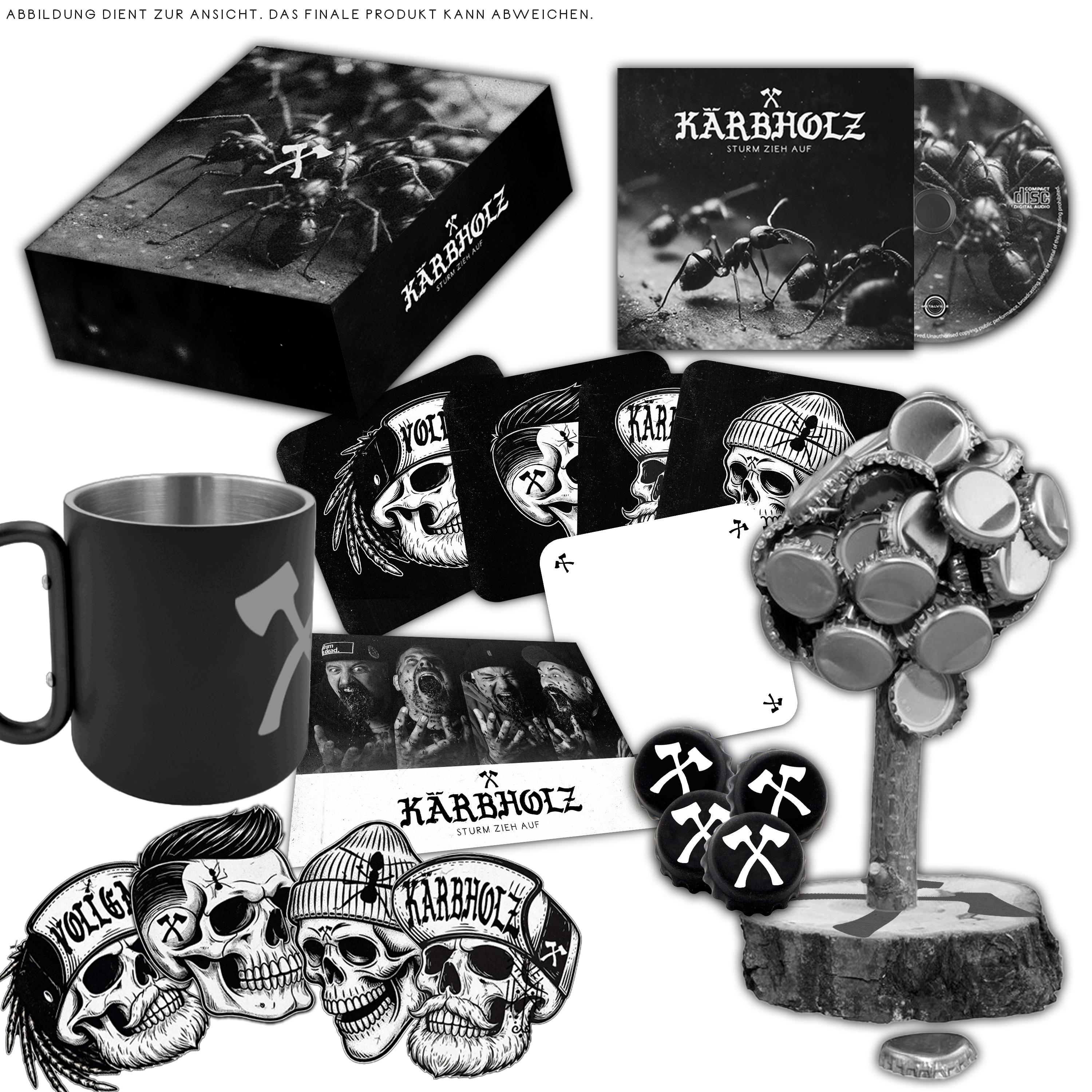 Schwarz-weiße Darstellung von Merchandise-Artikeln, darunter Tasse, CD, Kartenspiel, Sticker und Flaschenöffner.