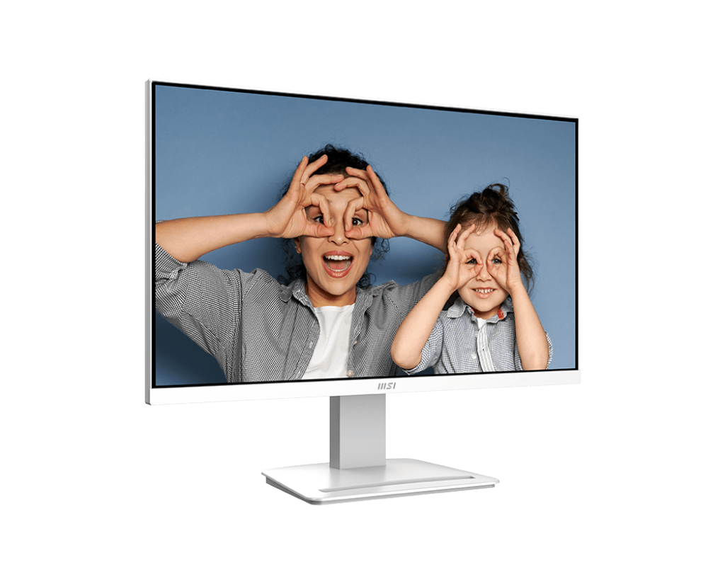 Frau und Kind machen Grimassen mit den Händen vor den Augen auf einem blauen Hintergrund.