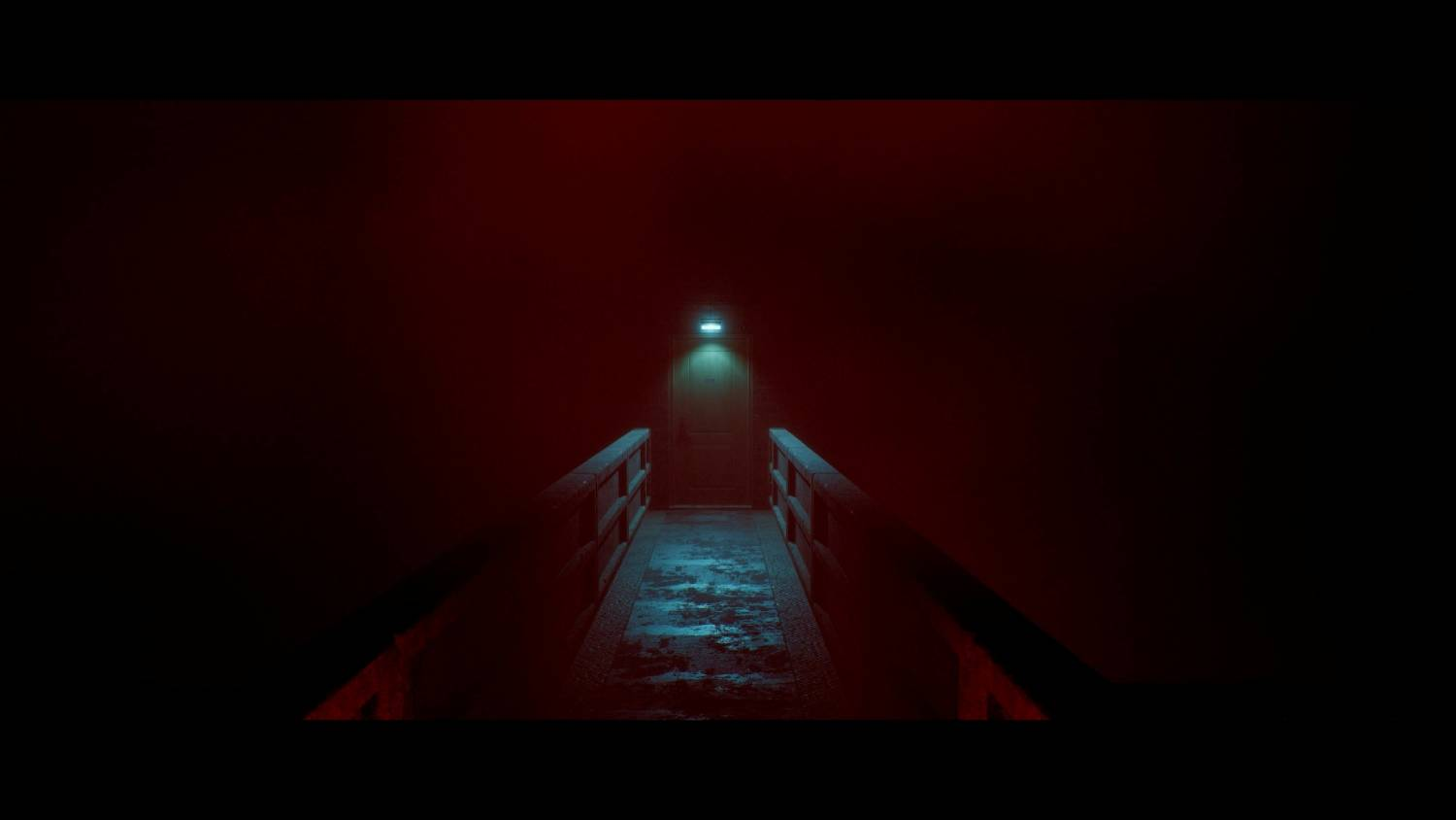 Un puente estrecho atraviesa niebla roja hacia una puerta con luz.