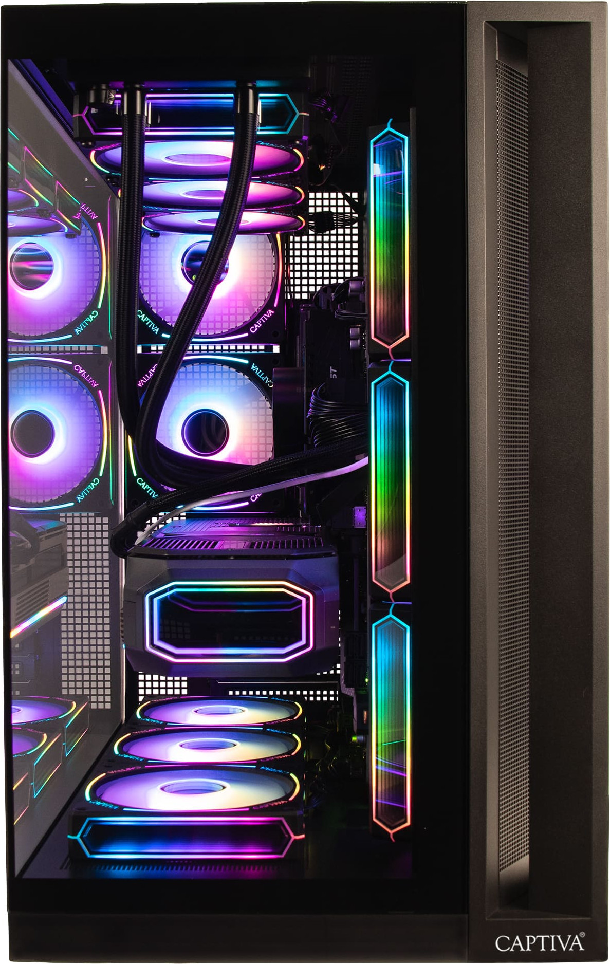 Ein PC-Gehäuse mit RGB-Beleuchtung an Lüftern und Komponenten.