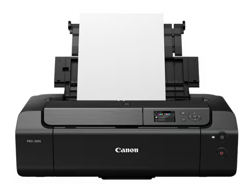 Czarna drukarka Canon Pro-2005 z kartką białego papieru w podajniku.