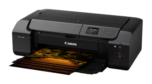Czarna drukarka Canon Pro-2005 z częściowo wysuniętym wydrukowanym obrazem z podajnika papieru.