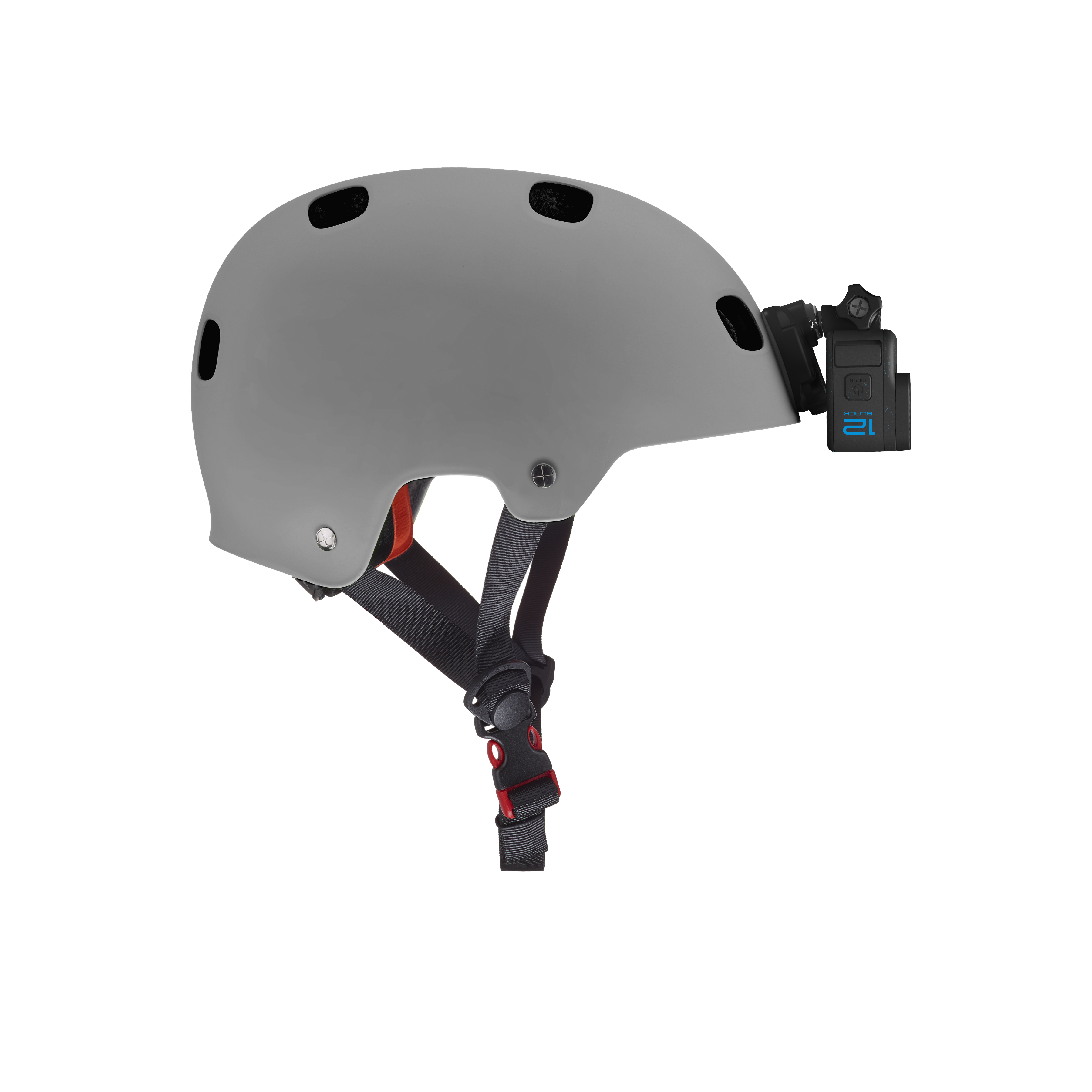 Grauer Helm mit GoPro und schwarzem Riemen, isoliert auf schwarzem Hintergrund.