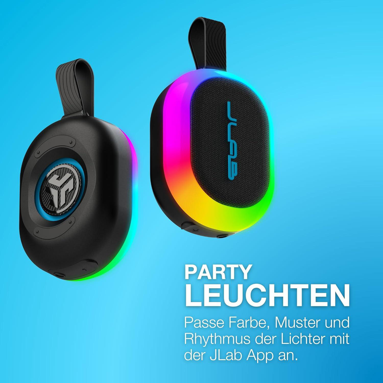 Zwei JLab Bluetooth-Lautsprecher mit Lichteffekten auf blauem Hintergrund.