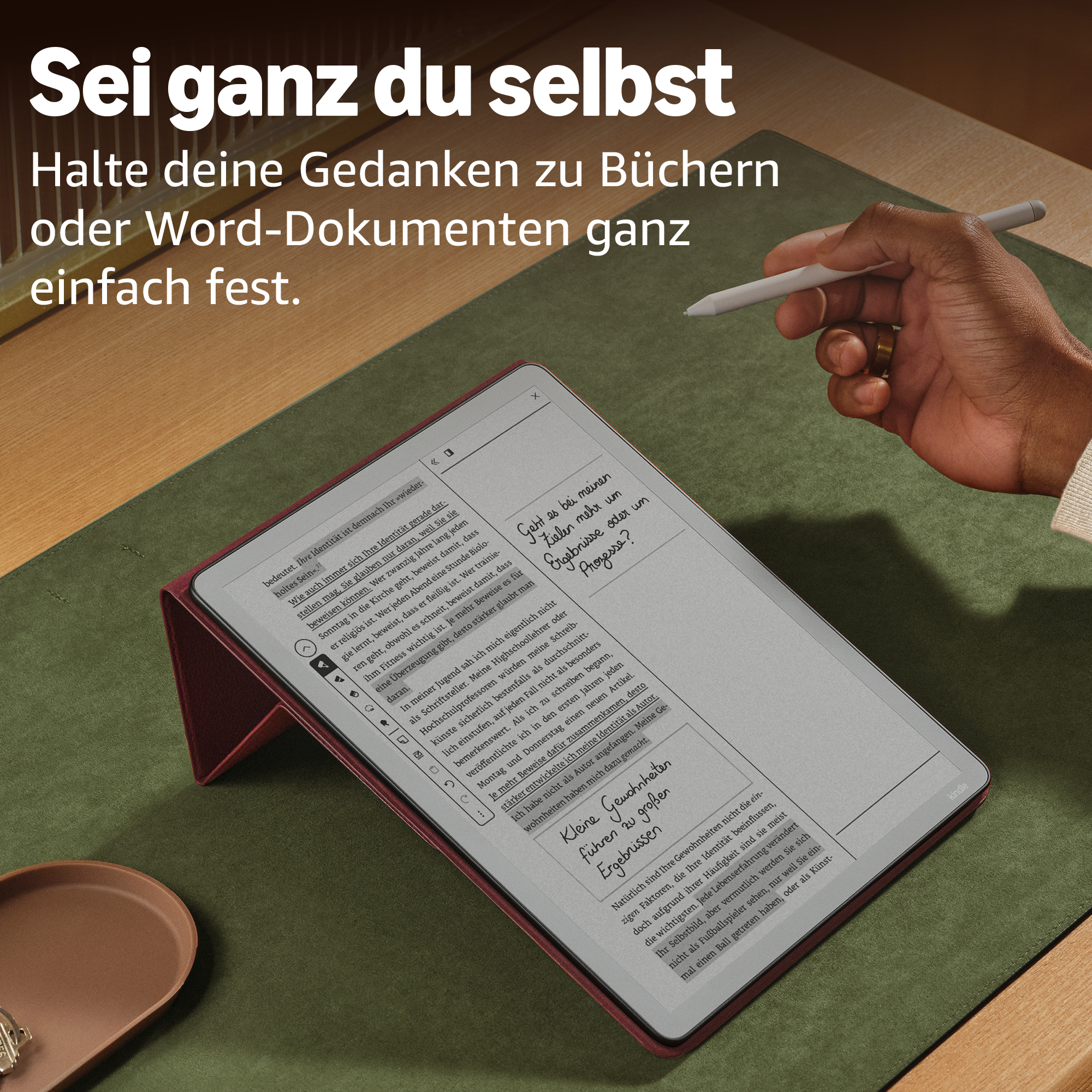 Ein Tablet mit Stylus liegt auf einer grünen Unterlage. Darauf sind Notizen zu sehen.