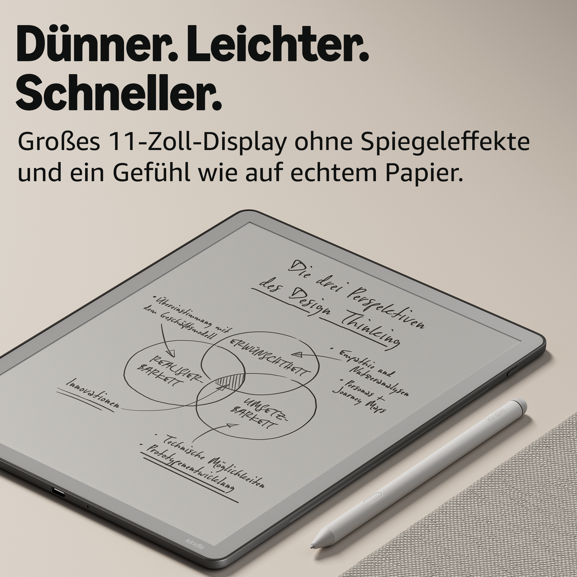 Ein Kindle-Tablet mit Stift liegt auf einer texturierten Unterlage. Notizen sind auf dem Display.