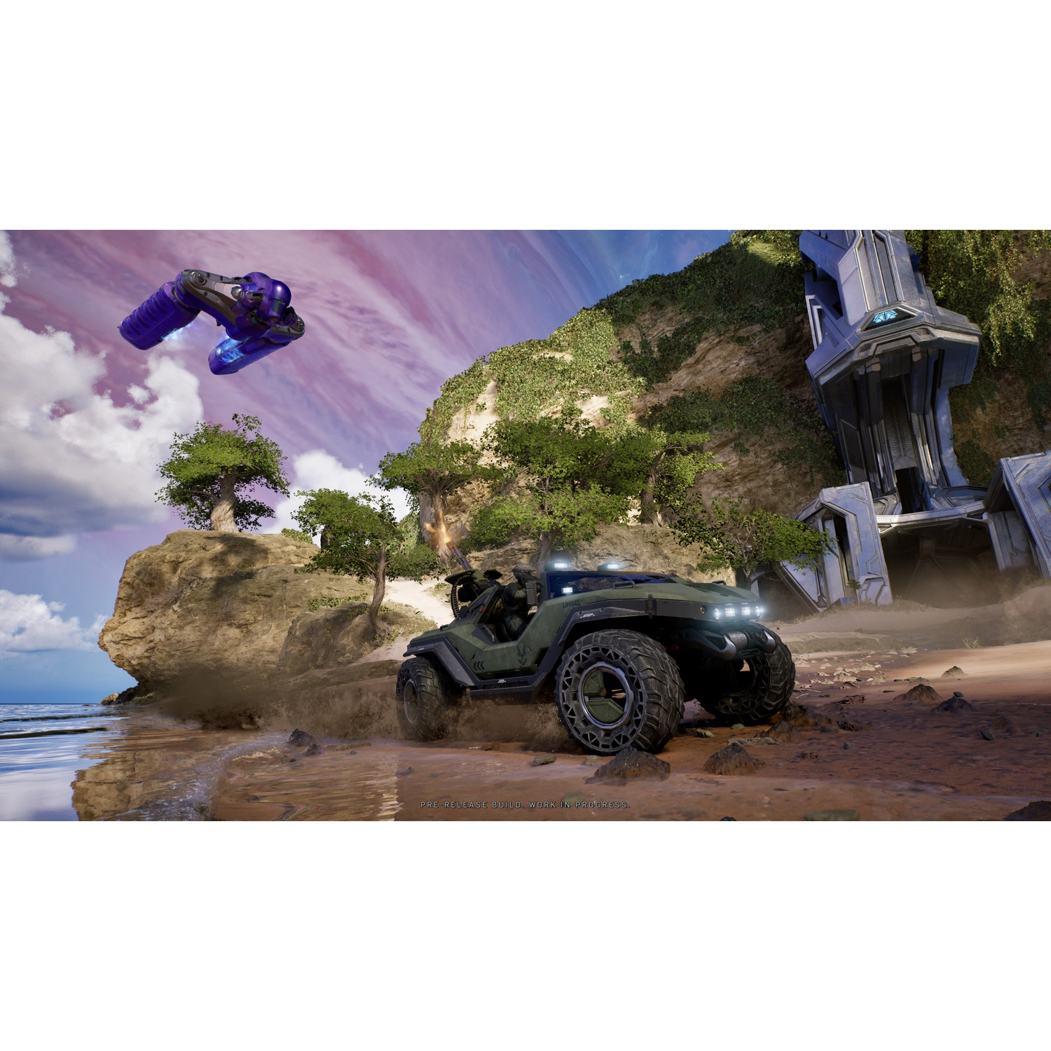 Groene Warthog-auto op een strand met een paars buitenaards schip dat erboven vliegt.