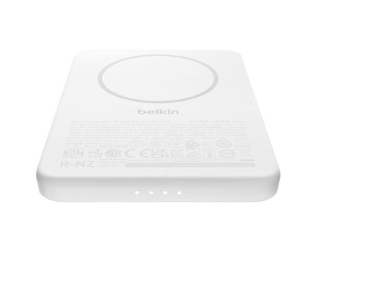 LED şarj göstergeli beyaz bir Belkin kablosuz şarj cihazı.