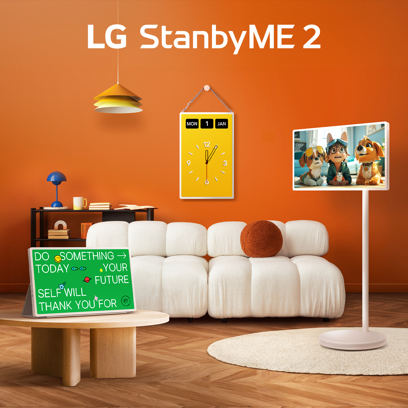 LG StanbyME 2: Ein Wohnzimmer mit Sofa, Tisch, Uhr und Fernseher.