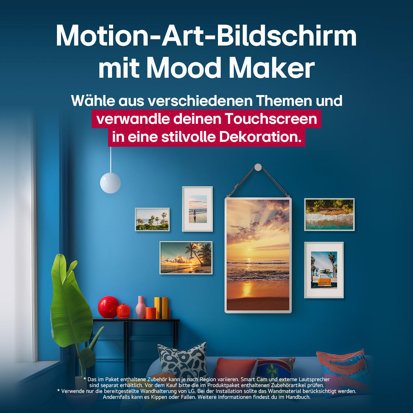 Ein blauer Raum mit mehreren gerahmten Landschaftsbildern an der Wand.