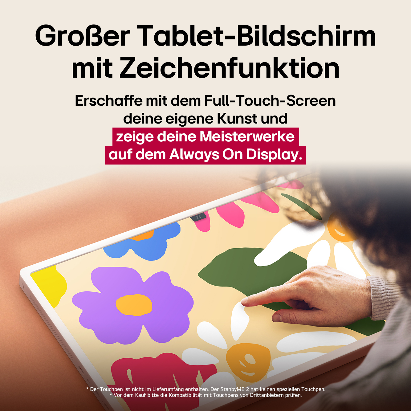 Großer Tablet-Bildschirm mit bunter Blumenzeichnung, eine Hand berührt den Bildschirm.