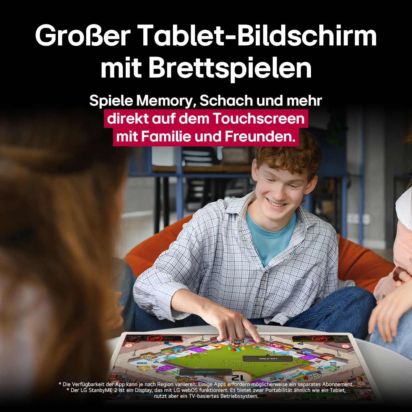 Ein Junge und ein Mädchen spielen Brettspiele auf einem großen Tablet-Bildschirm.