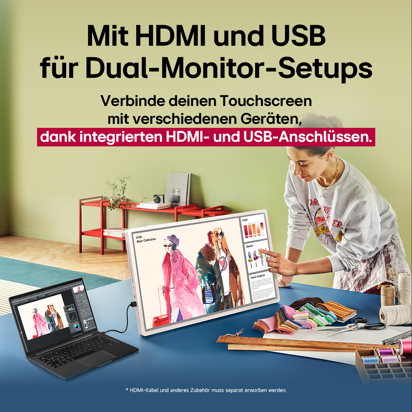Laptop und Monitor verbinden, mit Stoffen und Nähutensilien auf dem Tisch.