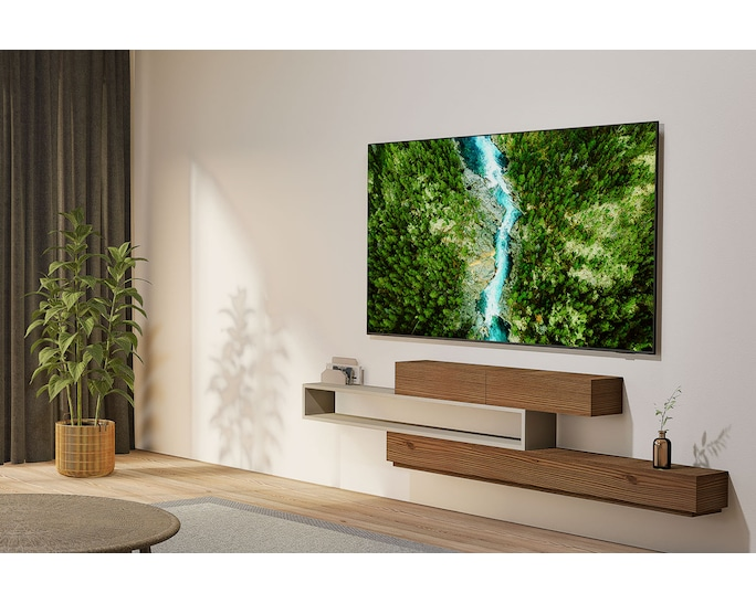 Nowoczesny salon z telewizorem na ścianie pokazującym krajobraz rzeki.