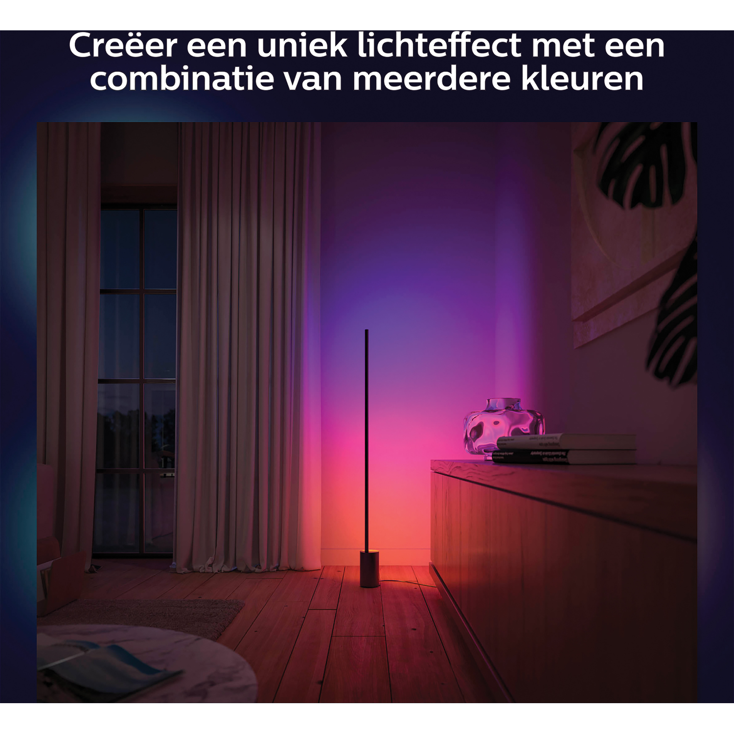 Een lange, slanke staande lamp werpt roze en paars licht op een muur.