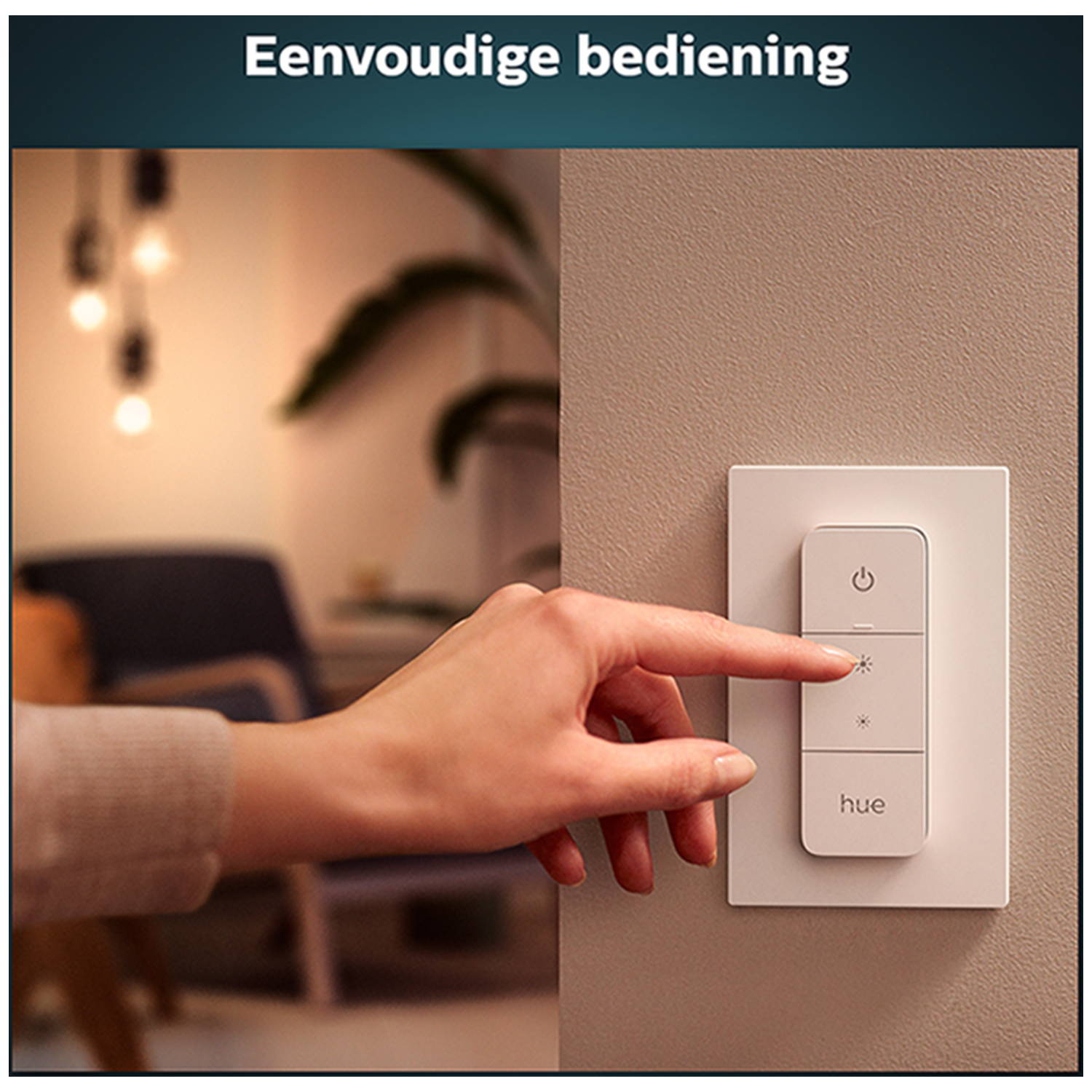 Een hand bedient een witte lichtschakelaar met drie knoppen.