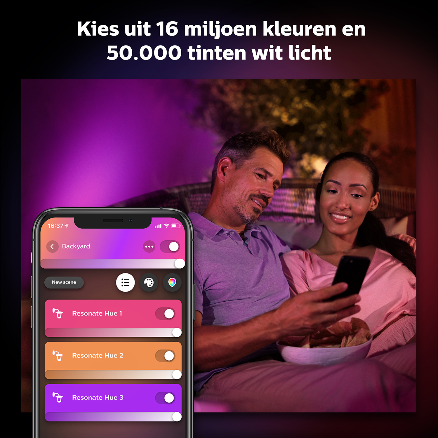 Koppel gebruikt telefoon met kleurrijke verlichting op achtergrond.