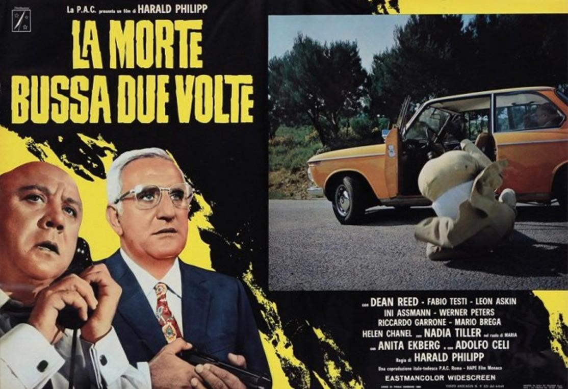 Filmplakat mit zwei Männern und einem Auto. Text auf Italienisch.