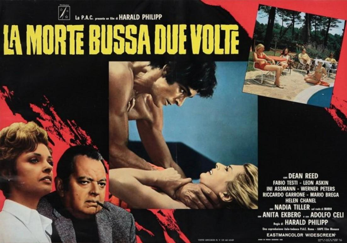 Filmplakat: Mann hält Frau am Hals, drei Personen am Pool, Titel: La Morte Bussa Due Volte.