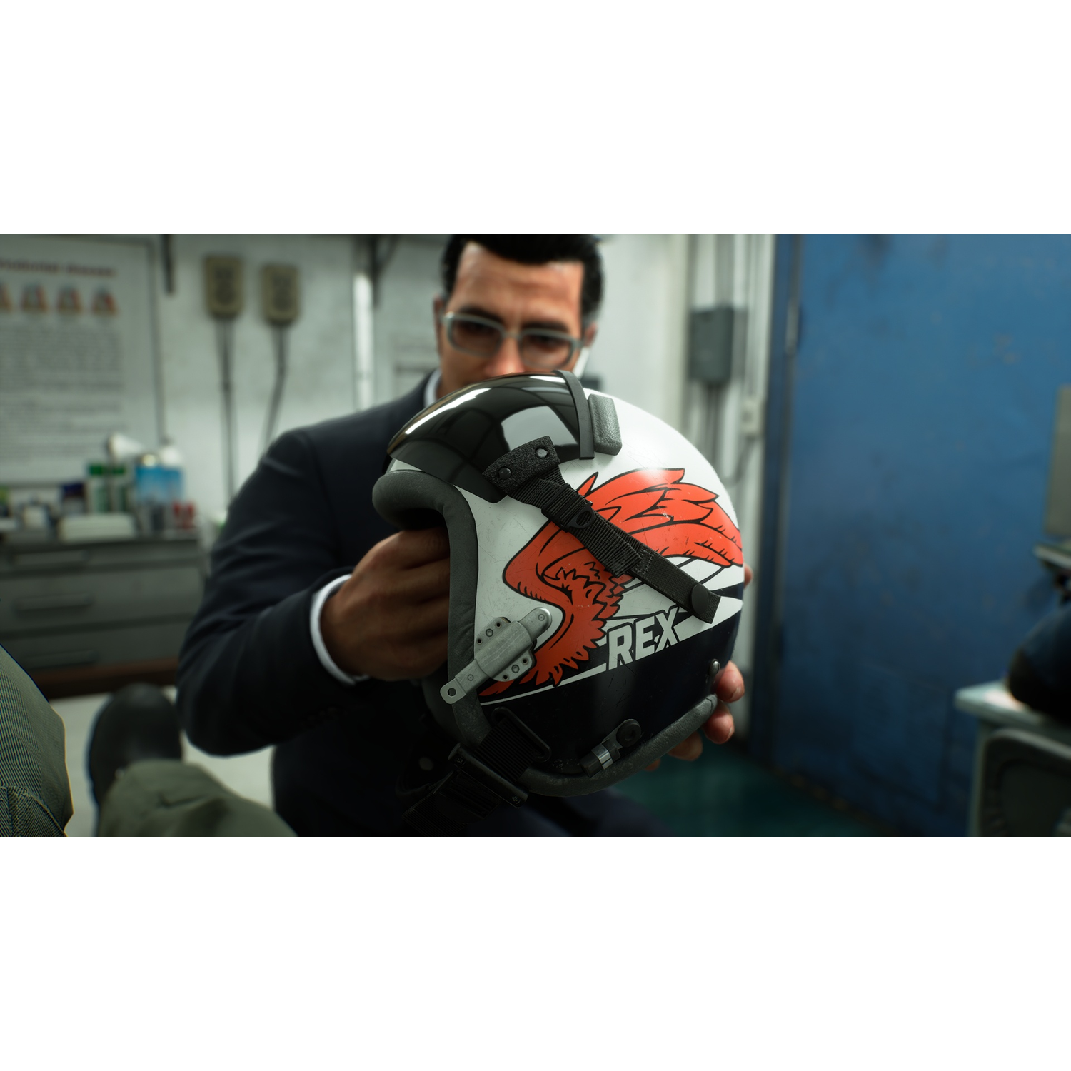 Man houdt een helm vast met rood adelaar-design en REX-opschrift.