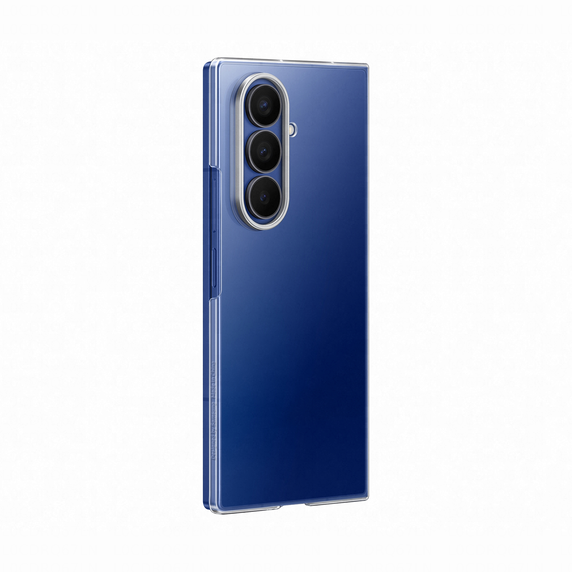 Eine transparente Hülle auf einem blauen Smartphone mit drei Kameras.