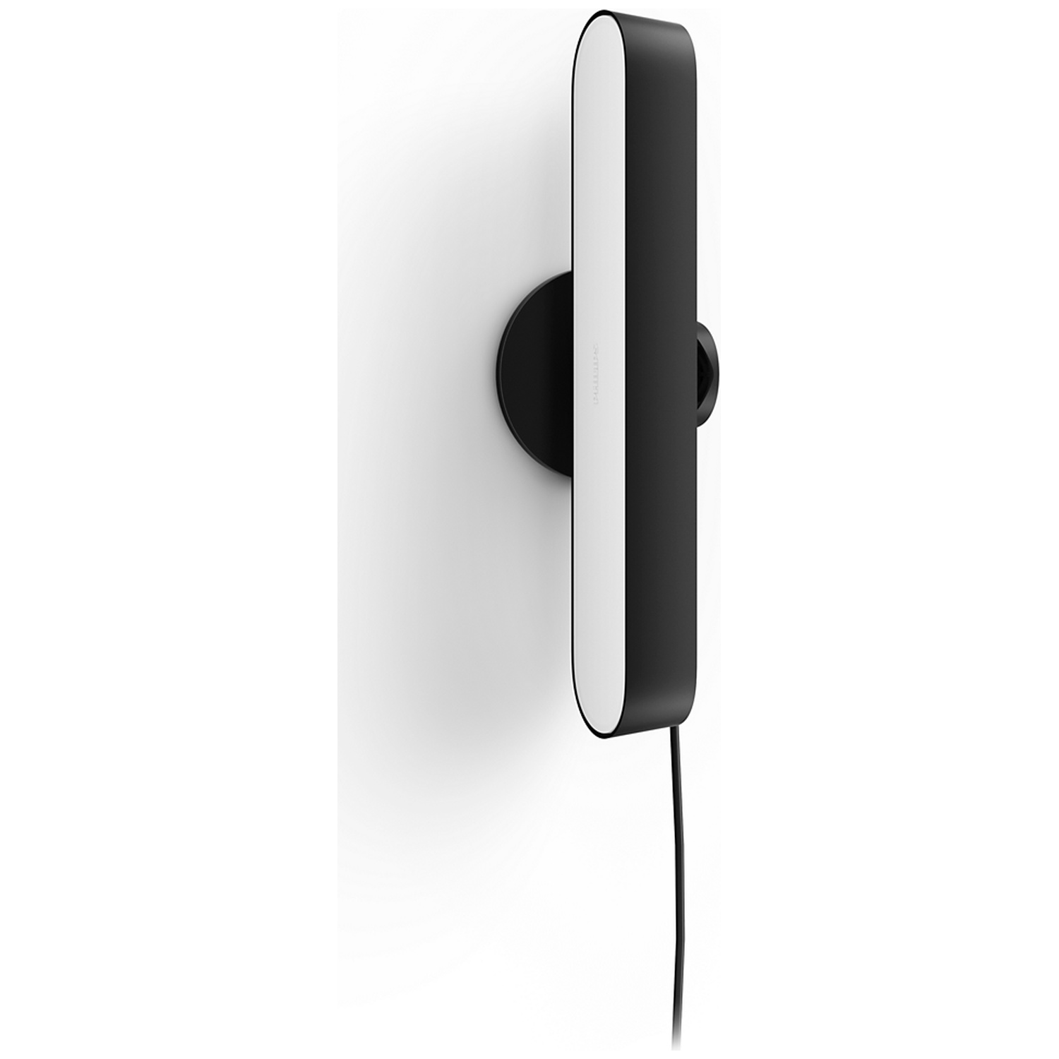 Een zwarte, smalle wandlamp met witte binnenkant en een snoer.