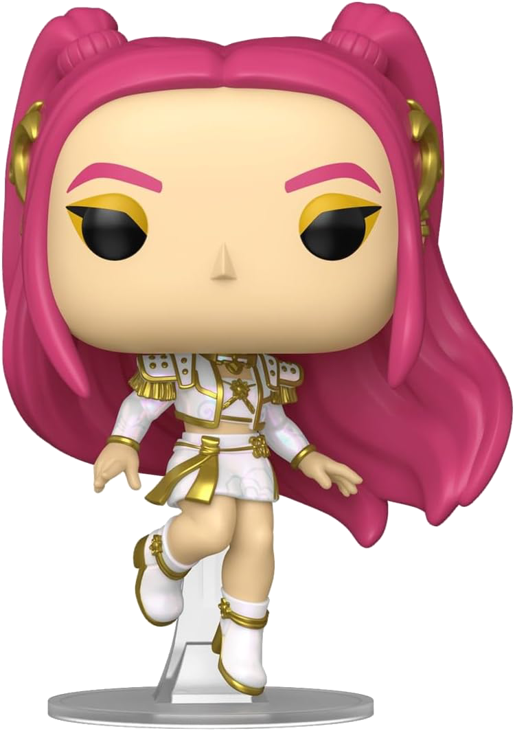 Una figura con pelo rosa, ojos amarillos y atuendo blanco y dorado.