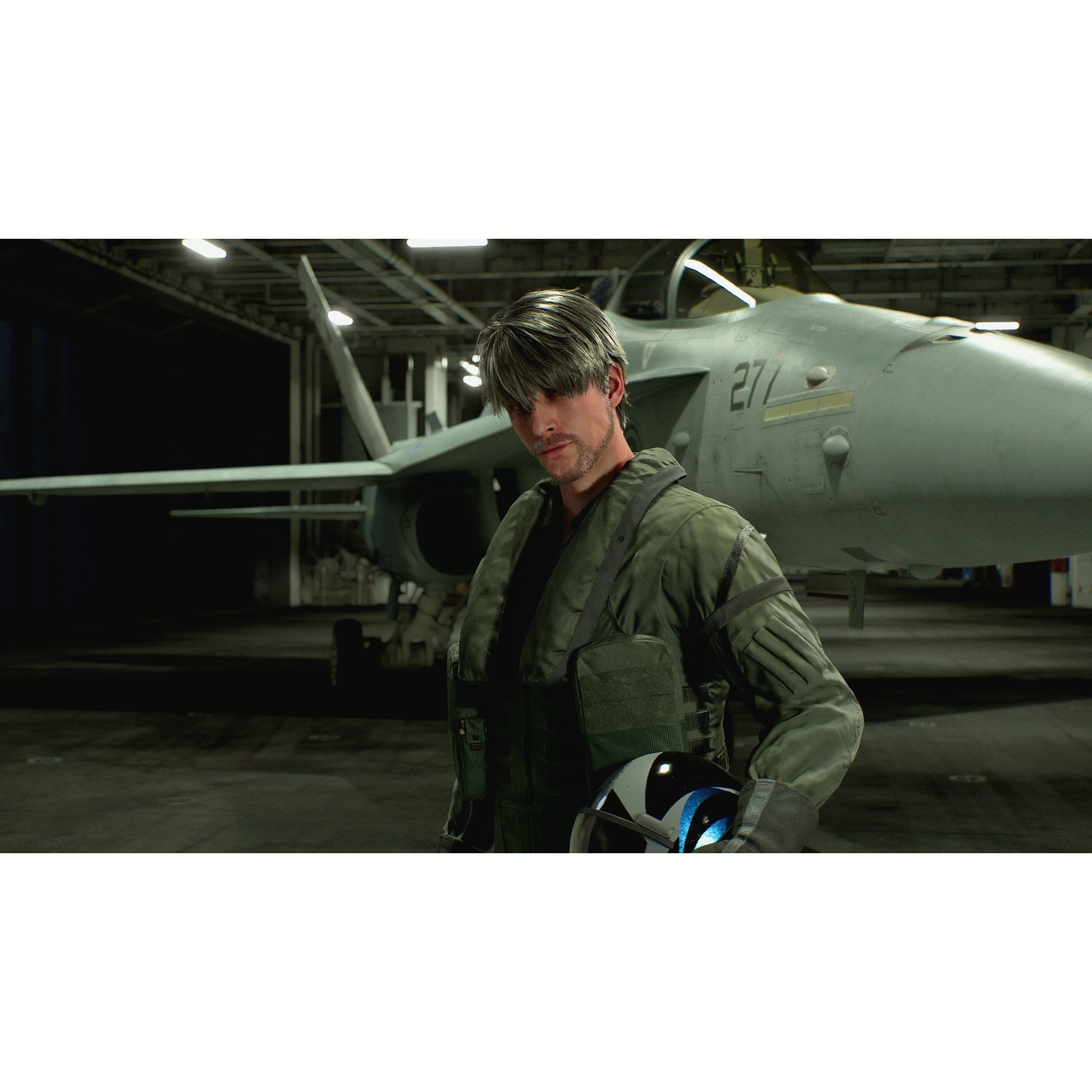 Un homme en uniforme de pilote tenant un casque se tient devant un avion dans un hangar.
