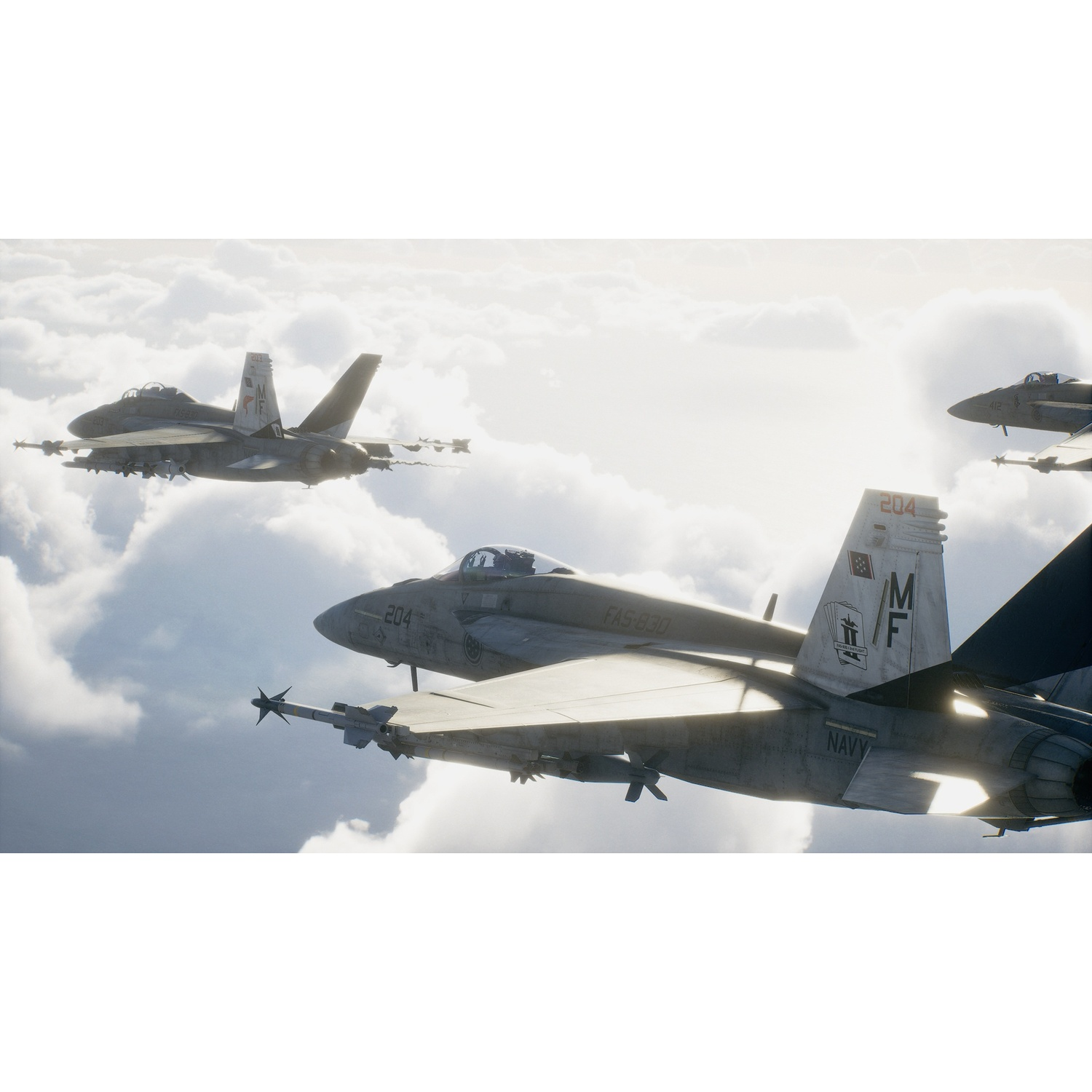 Quatre avions de chasse de la marine volent en formation à travers des nuages cotonneux sous un soleil radieux.