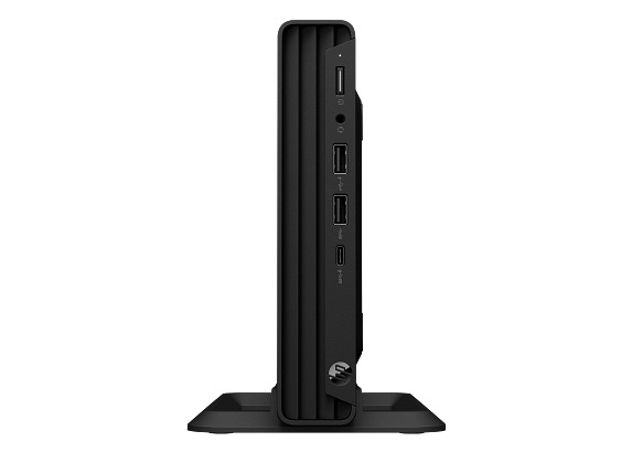 Mini PC negro sobre un soporte, mostrando puertos laterales como USB-A y USB-C.