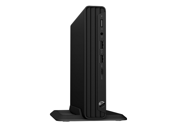 Mini PC negro con soporte y puertos laterales.