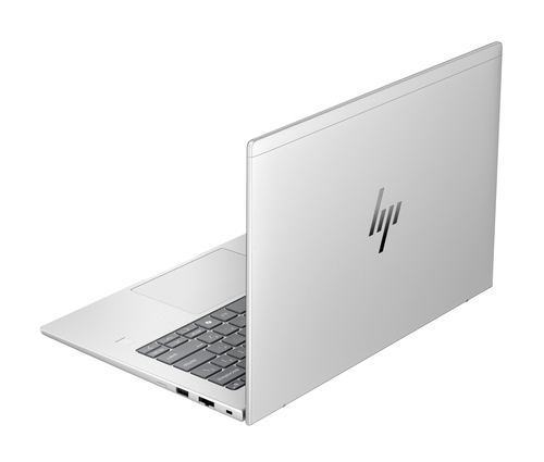 Un portátil HP plateado está abierto, mostrando el teclado y el panel táctil. El logo de HP es visible en la tapa.