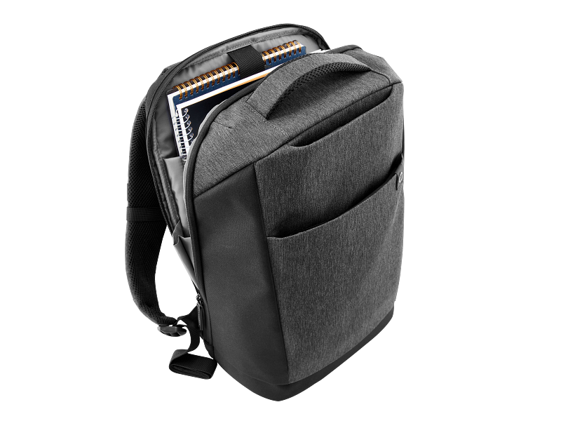 Una mochila gris con un compartimento abierto que contiene cuadernos.