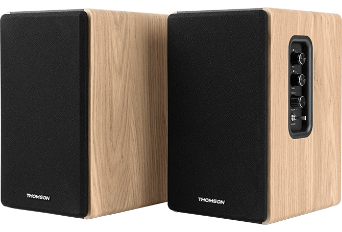 Dos altavoces Thomson con acabado de madera y frentes de tela negra.