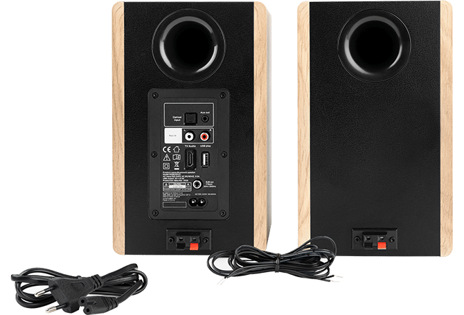 Dos altavoces de madera con frentes negros, traseras con puertos y cables.